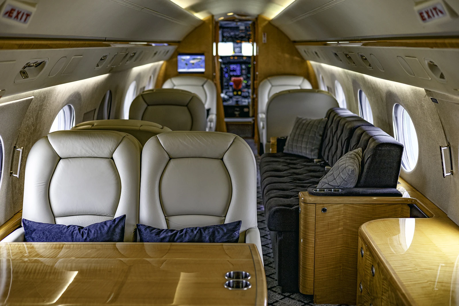 Gulfstream G400 (GIV family) · Interior 1 · N1066W