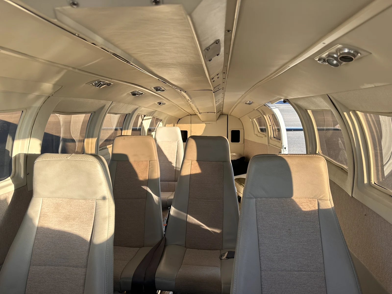 Cessna 402C · Interior 1