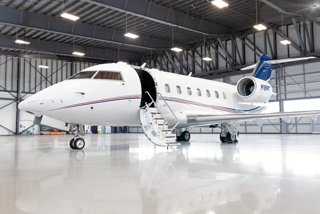 Challenger 604 exterior