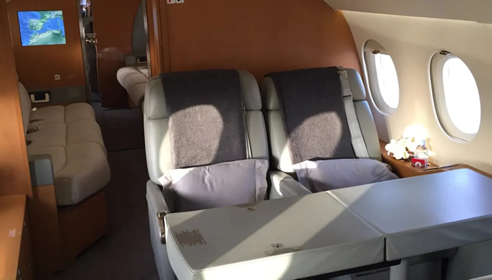 Falcon 900B · Interior 1