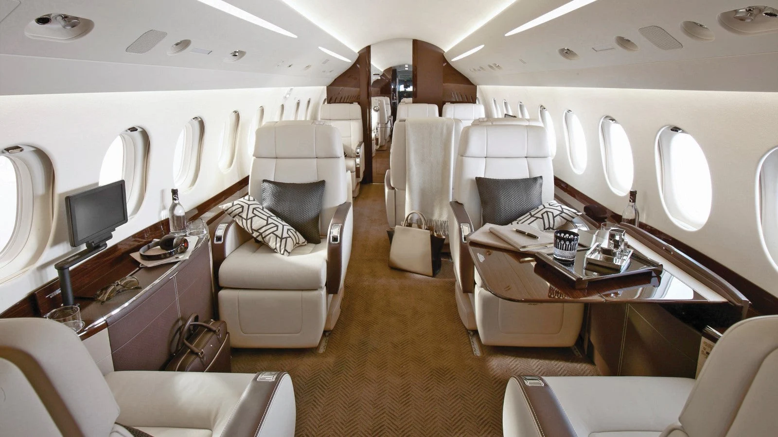 Falcon 2000DX · Interior 1