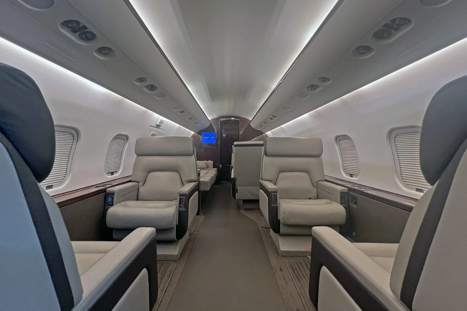 Challenger 604 · Interior 1 · N18RC