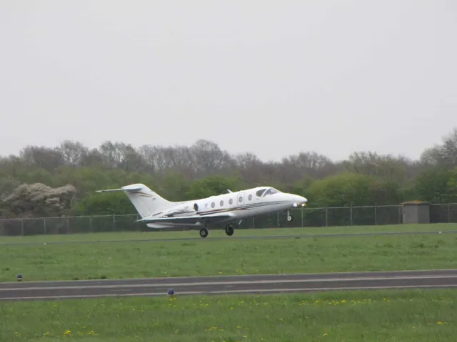 Hawker 400XP exterior