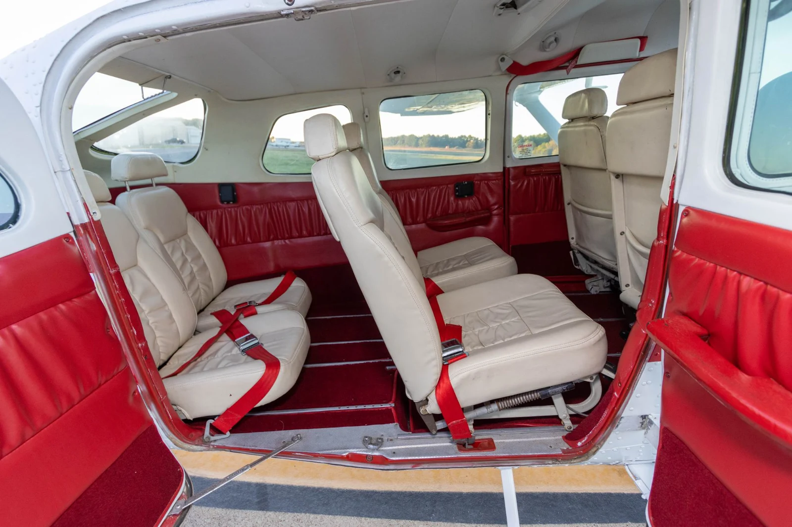 Cessna 206 · Interior 1 · N6166U