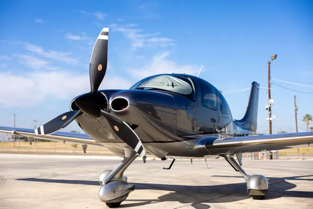 Cirrus SR22 exterior