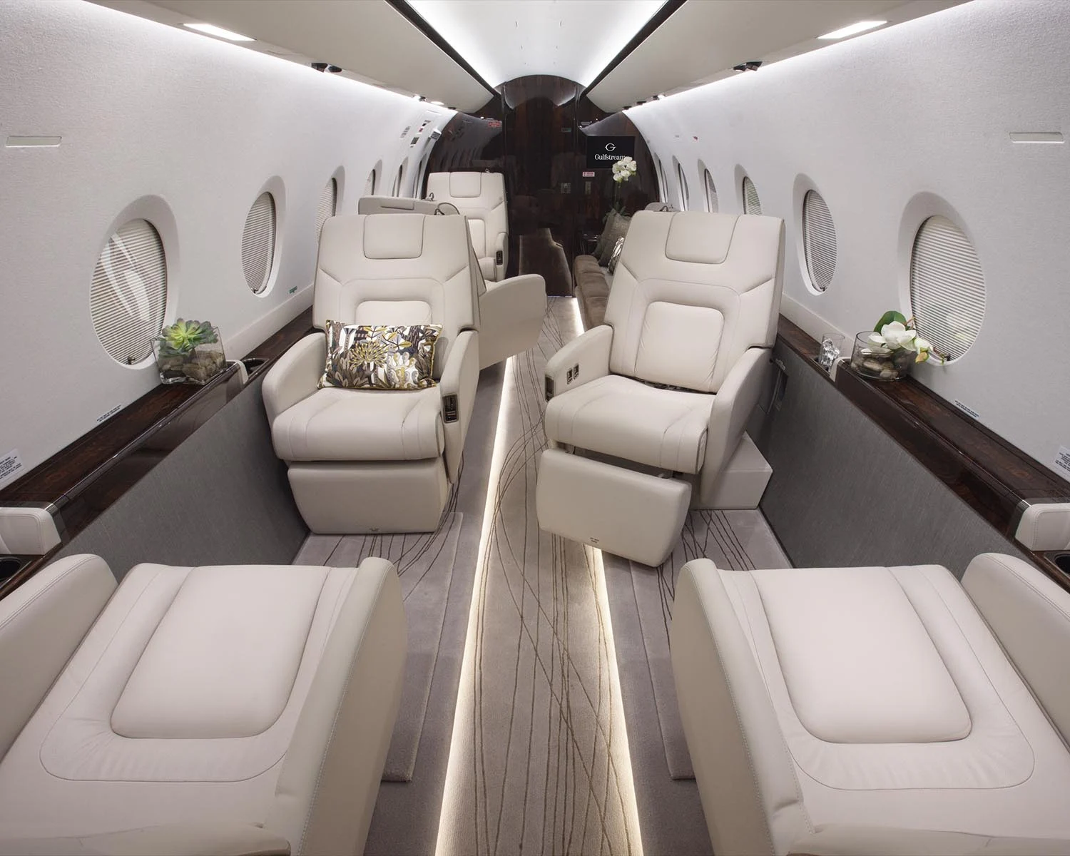 Gulfstream G280 · Interior 1 · N889MR